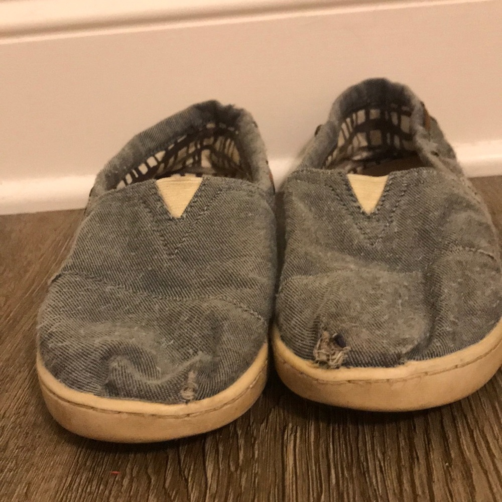 Gray toms with adjustable back